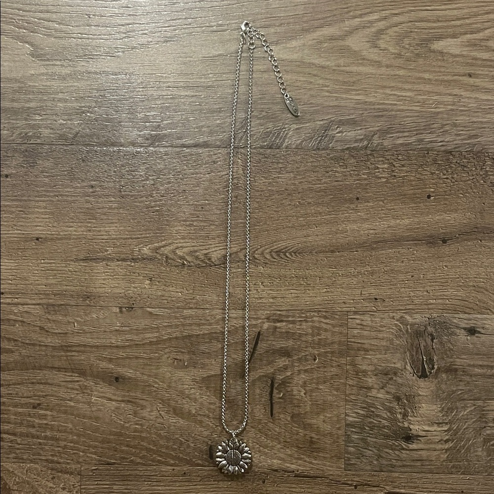 Plunder Silver Daisy Pendant Necklace